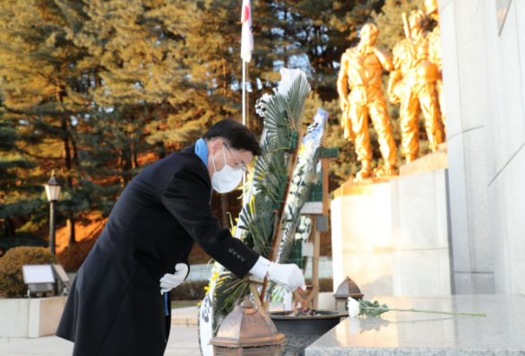 한대희 시장이 현충탑에 참배하고 있다.
