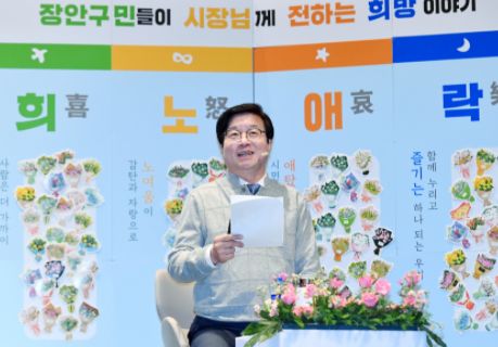 염태영 시장이 4일 오전 장안구민들과 이야기를 나누고 있는 모습