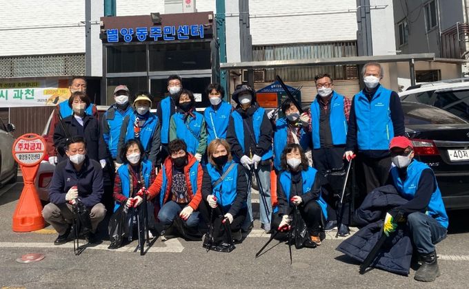 싱그러운 봄 맞아 주민자치위원 쓰레기 취약지역 청소