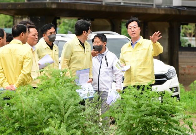 취임 앞두고 호우 피해지역 긴급점검 하고 있는 , 정명근 화성시장, 우측