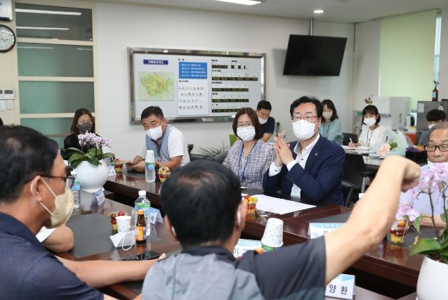 읍면동 찾은 정명근 화성시장