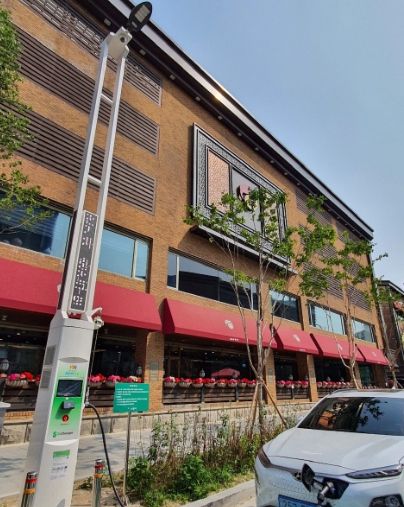 행정안전부 주관 ‘2022년 1분기 지자체 적극행정 규제 해소 우수사례’로 선정된 ‘스마트 가로등 전기차 급속 충전기’