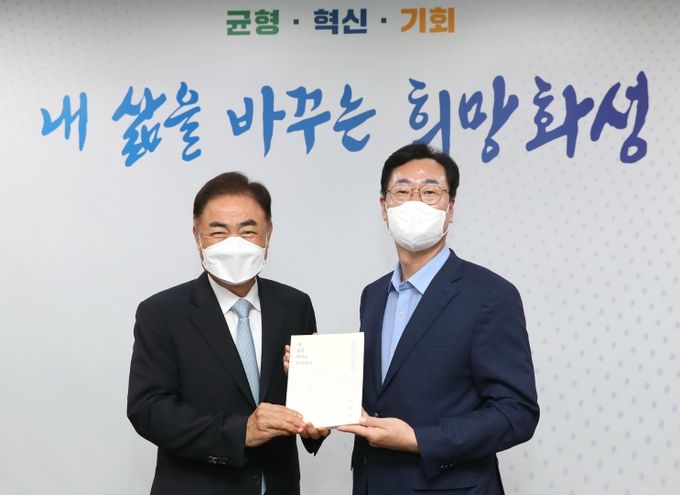 화성시장직 인수위원회 백서 전달식 . 우측 박철수위원장 . 좌측 정명근화성시장 모습