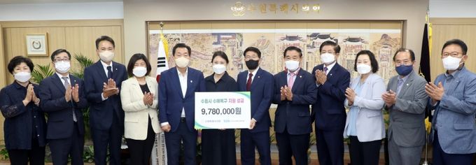 수원특례시의회, 집중호우 수해복구 지원 성금 전달