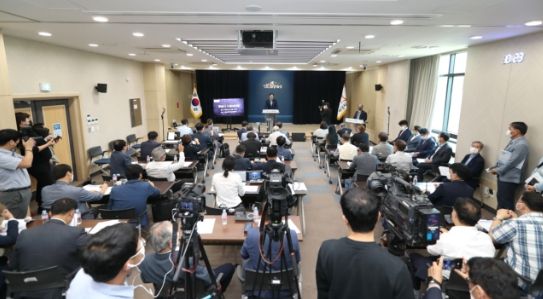 화성시 시정브리핑에서 모두 발언을 하고 있는 , 정명근 화성시장 모습