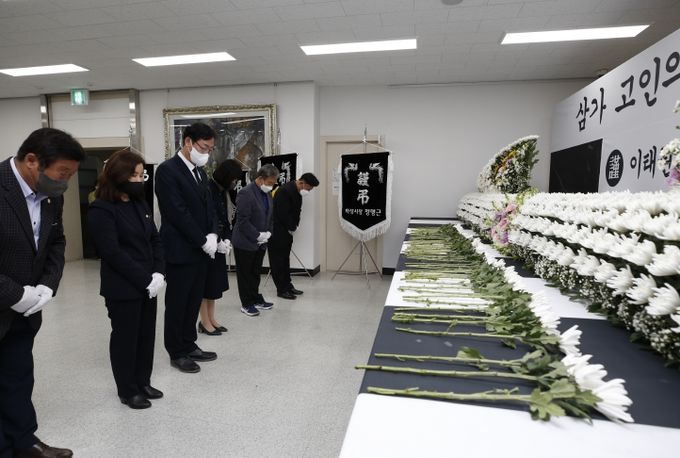 정명근 화성시장, '이태원 참사' 추모 합동분향소 찾아 조문