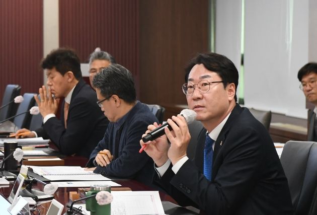 비상경제 민생안정 대책회의를 주재 하고 있는 , 정명근화성시장 모습