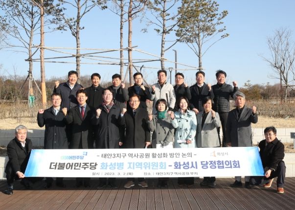 당정협의회(병). 당정협의회 후 기념 사진 , 가운데 정명근화성시장 , 옆 권칠승국회의원 모습