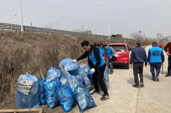 김포시하천살리기추진단이 지난 25일 나진포천 일대에서 하천네트워크 회원 및 하천활동가들과 하천 정화활동을 벌이고 있다.