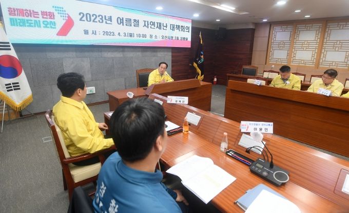 이권재 오산시장, 여름철 자연 재난 대비 철저히 대비 할것을 당부 하고 있는 모습