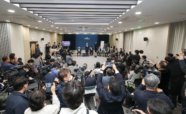정명근화성시장 , 취임300일 맞아 , 시나리오 없는 일문 일답 솔직한 언론인과의 대화를 가지는 모습