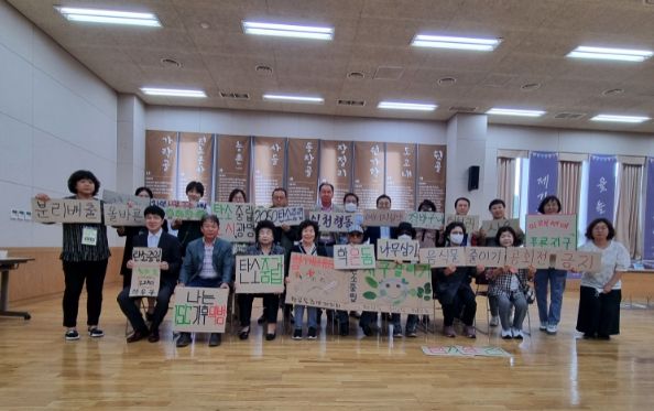 광명시 학온동 주민자치회는 18일 동 행정복지센터에서 ‘학온동 탄소중립 함께 실천’ 캠페인을 펼쳤다.