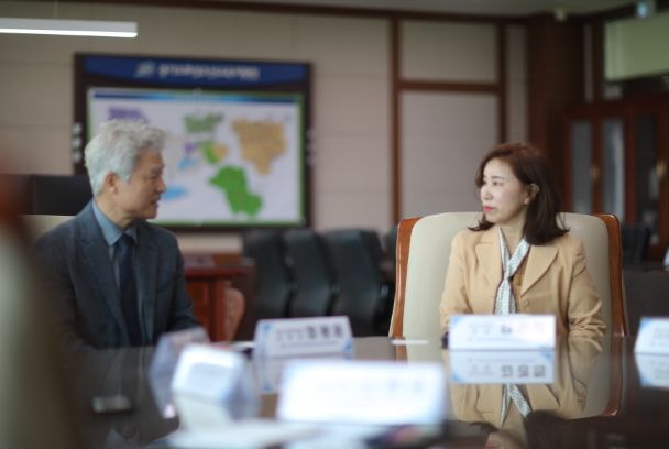 간담회를 진행하고 있는 김경희 의장과 정광윤 교육장