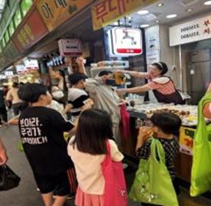 광명시는 전통시장의 소비 촉진과 지역경제 활성화를 위한 동행축제의 하나로 소상공인시장진흥공단 광명센터와 함께 전통시장 어린이 장보기 행사를 진행한다고 밝혔다