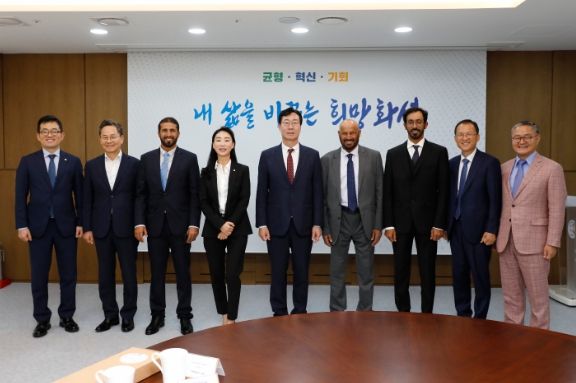 왼쪽부터 엘텍유브이씨 안정동 상무, 화성산업진흥원 김광재 원장, 알파탄 에너지 이사(Marwan Abdulla Mohamed Jumma Almarzooqi), 엘텍유브이씨 이지영 대표, 정명근 화성시장, 알파탄 홀딩 인베스트먼트 회장 (Mohamed Rashed Musabbah Alremeithi), 알파탄 엘텍유브이씨 그린에너지 회장(Khaled Mohamed Rashed Musabbah Alremeithi), 화성도시공사 김근영 사장, 알파탄 에너지 이양수 대표