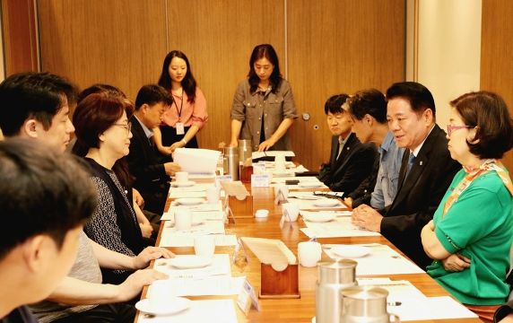 안양시, 2학기 안양학 개강 준비…지도교수·실무자 간담회 모습 , 우측 두번째 최대호안양시장