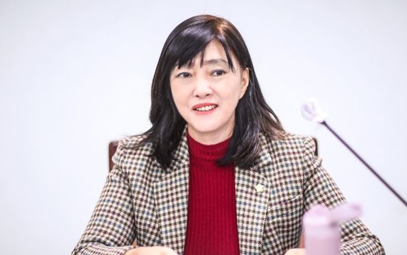 제223회 임시회에서 , 화성시 공공체육시설의 효율적인 확대 및 관리방안을 제안하는 , 화성시의회 공영애의원 모습