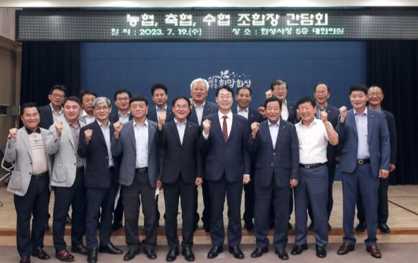 화성시, 농·축·수협 조합장과 간담회후 기념 사진 , 가운데 정명근화성시장, 김창겸 농협화성시지부장 모습