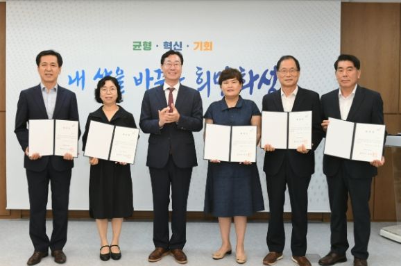 정명근 화성시장, 제5기 시민옴부즈만에 위촉장 수여 모습