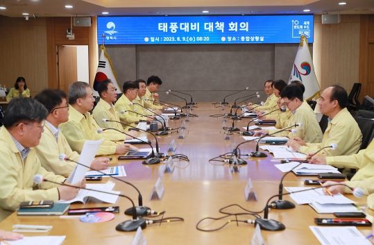 정장선 평택시장, 태풍 ‘카눈’ 대비 대책 회의 갖고 피해예방 총력을 지시 하고 있는 모습