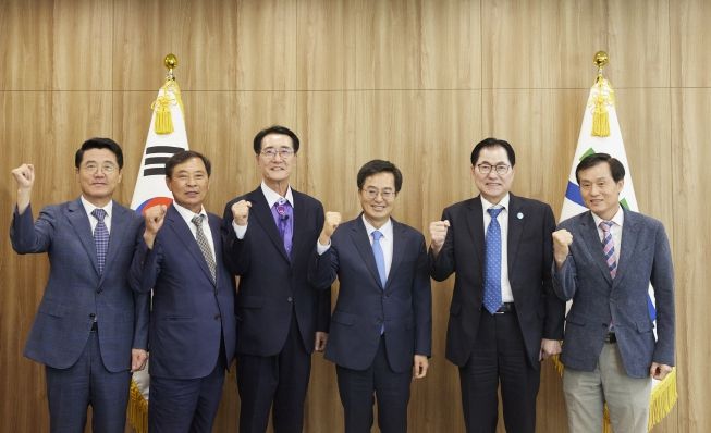 11일 오후 경기도청 집무실에서 김동연 경기도지사가 전남지역 4개 군(郡) 대표와 특산물 소비 활성화 방안 논의 후 기념사진