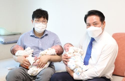 최대호 안양시장, 세쌍둥이 출산 가정 축하 방문 후 아이들을 안고 기뻐 하는 모습