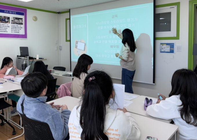 미디어 분야 직업체험에 참가한 청소년들이 체험에 집중하고 있다