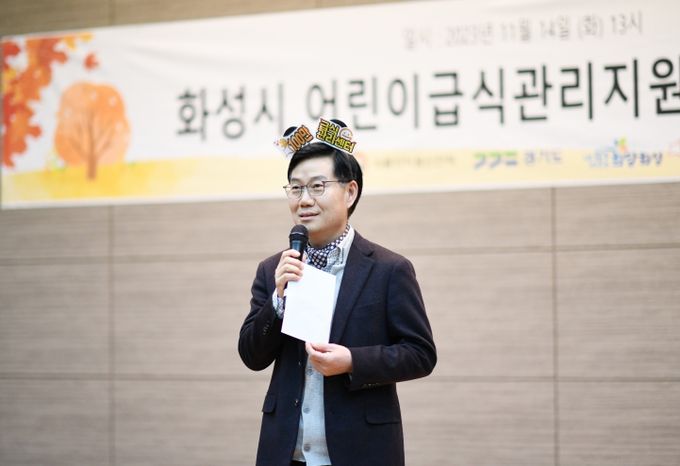 축사하는 이해남 화성시의회 교육복지위원장 모습