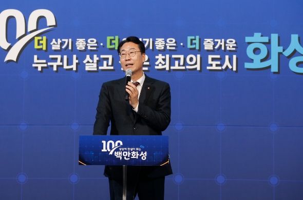 화성시, 인구 100만 돌파 100만 번째 시민증서 전달식 에서 소회을 밝히며 감사의 인사를 전하는 , 정명근화성시장 모습
