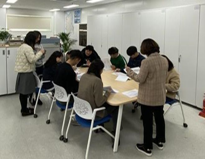 문제 해결을 위해 숱하게 이어진 관광진흥과 회의. 관광진흥과 관계자들이 머리를 맞대 문제 해결방법을 모색하고 있다.