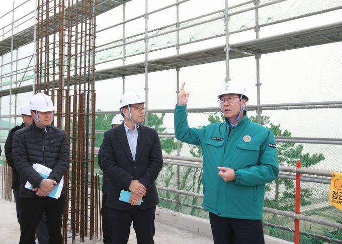 정명근 화성시장, 해빙기 안전사고 대비 건설현장 점검 하면서 관계자에게 설명를 들은후 안전에대한 당부의 말을 하고 있는 모습