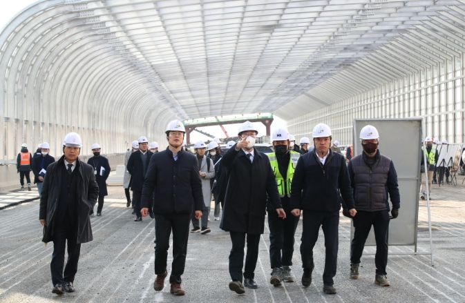 정명근 화성시장 , 경부고속도로 상행선 개통 점검하며 안전성에 대해 질문 모습
