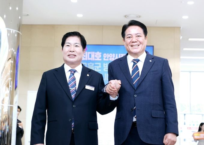 경기 안양시-전남 고흥군, 우호도시 협약 체결 모습 , 우측 공영민고흥군수 , 좌측 최대호안양시장 