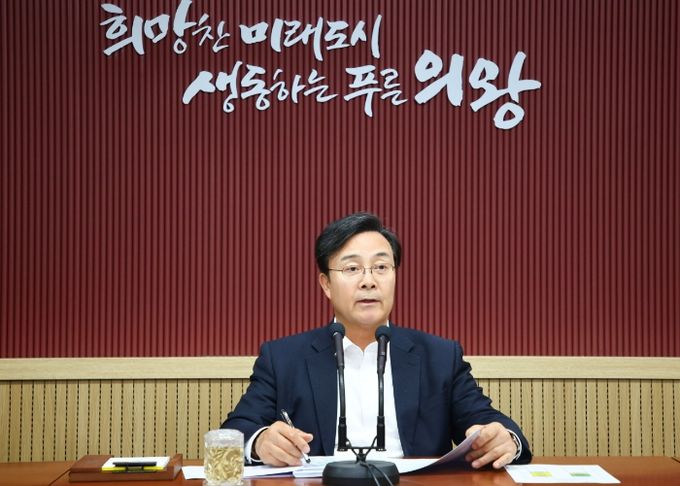 2024년 1분기 공약사업 추진상황 보고회에서 관계공무원과 논의 하는 , 김성제의왕시장 모습