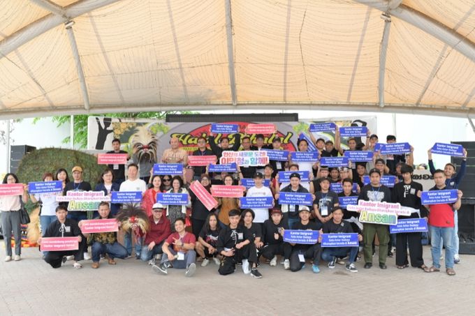 안산시는 지난 28일 외국인주민지원본부 야외무대에서 인도네시아 공동체와 함께하는 ‘이둘 피트리(Idul Fitri)’행사를 개최했다.