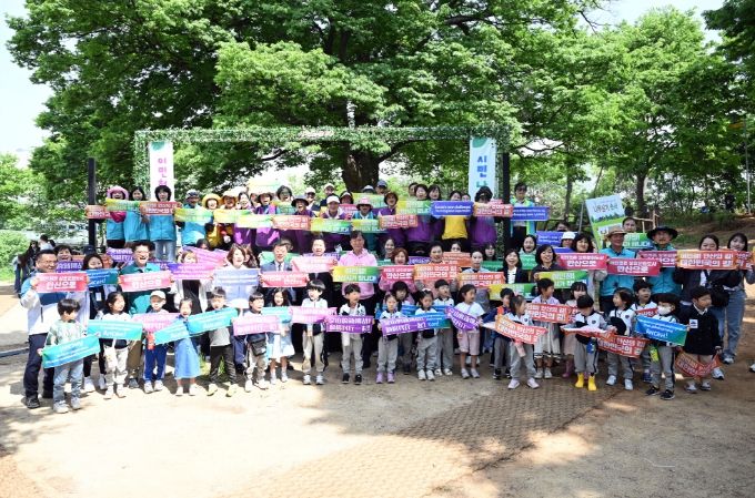 안산시는 지난 29일 상록구 이동 622번지 일원 동서화합의 숲길에서 식목일 기념 나무 심기 행사를 개최했다. 참가자들이 400년 느티나무 보호수 아래서 안산시의 발전과 이민청 유치를 기원하는 퍼포먼스를 진행하고 있다