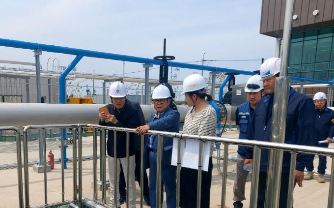 박정우 맑은물사업소장이 김포레코파크 하수처리장 증설사업 현장을 살피고 있다.