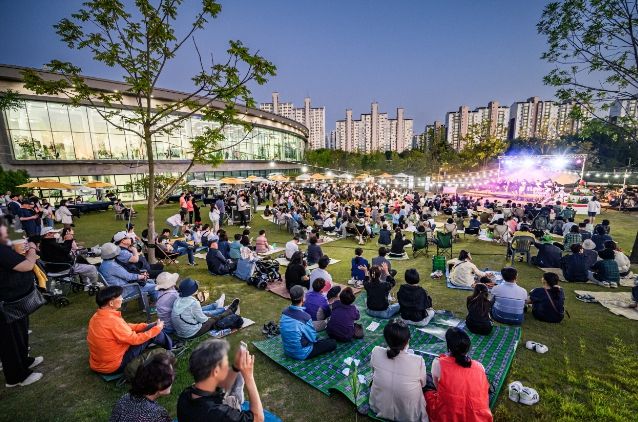 수원시민들이 지난 5월 28일 수원 일월수목원 잔디광장에서 개관 1주년 기념으로 개최된 ‘별 헤는 가든 음악회’를 즐기고 있다.