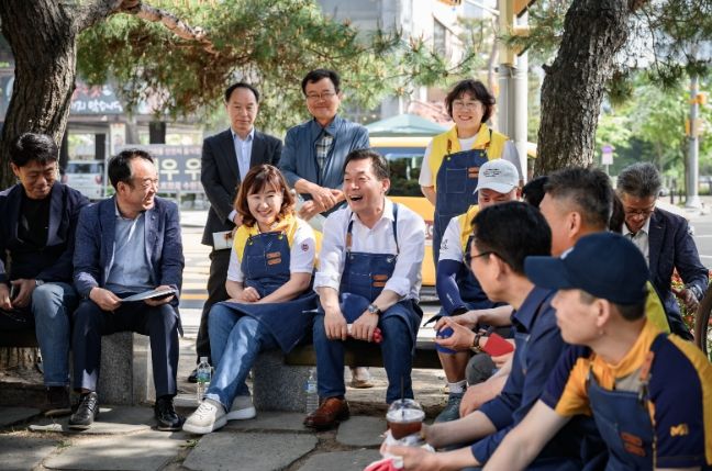 지난 5월 초 이재준 수원시장과 ㈔한국여성지도자연합 수원시지회 회원 등 관계자들이 권선구 호매실동에 손바닥정원을 조성한 뒤 이야기를 나누고 있다.
