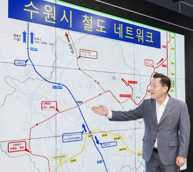 이재준 수원시장이 수원시의 격자형 광역철도망을 설명하고 있다.