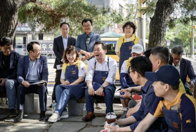 이재준 수원시장이 수원시민들과 함께 정원을 가꾼 뒤 이야기를 나누고 있다.