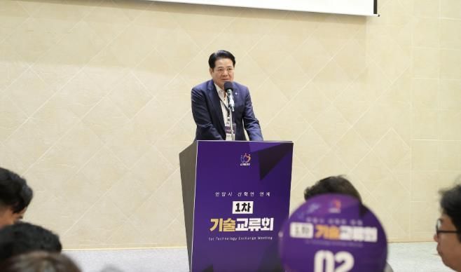 안양산업진흥원은 14일 마벨리에 평촌점에서 관내 중소·벤처기업 기업 대표(CEO) 200여 명이 참석한 가운데 '제1차 안양시 산학연 연계 기술교류회’를 개최했다
