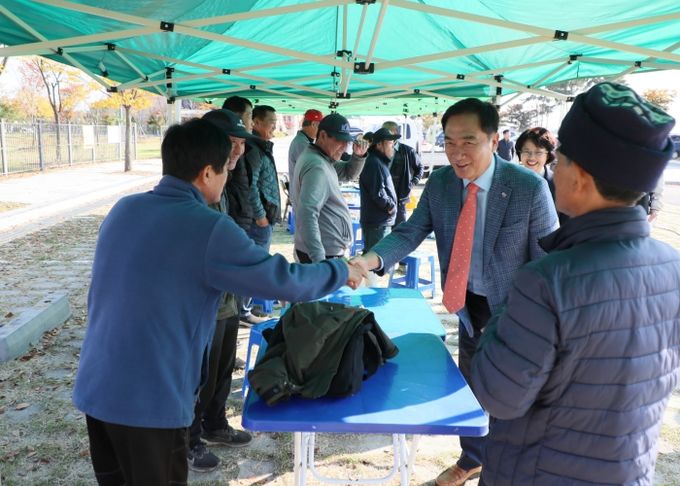 정장선 평택시장, 공공비축미 매입 현장 찾아 시민들을 격려 하는 모습