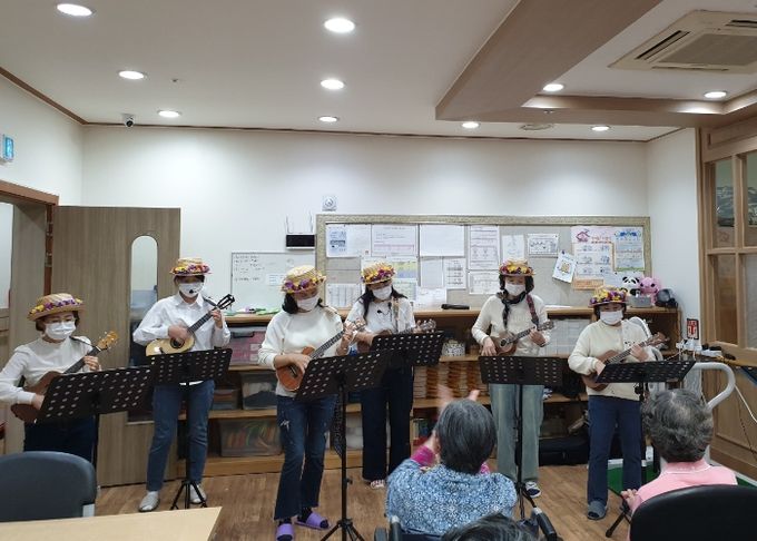 장안구 정자2동 주민자치센터 우쿨렐레 수강생, 가을맞이 공연 재능기부