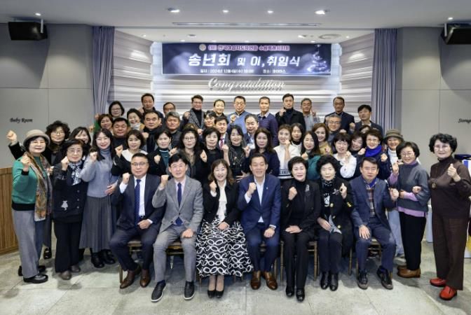 이재준 수원시장(앞줄 가운데)과 한국여성지도자연합 수원시지회 회원들이 함께하고 있다.