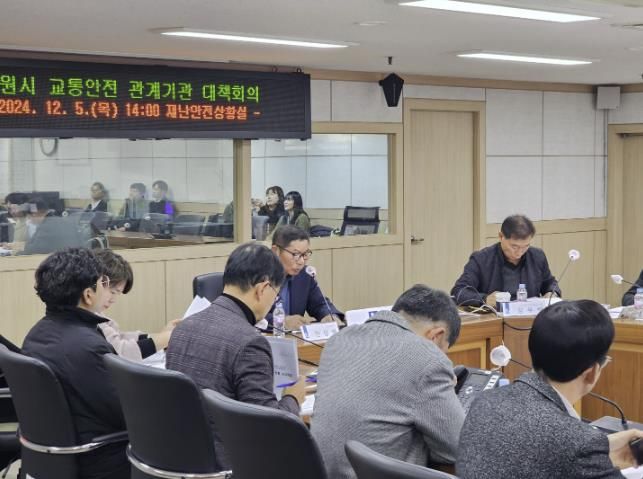 수원시가 교통안전 정책을 위한 관계기관 대책 회의’를 열고 있다.