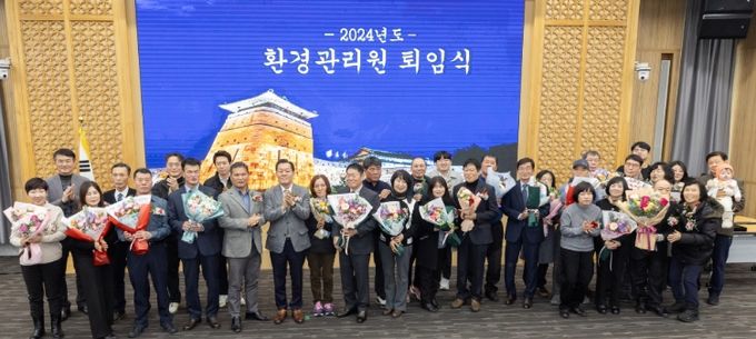 이재준 수원시장(앞줄 왼쪽 6번째)이 정년퇴임하는 환경관리원들과 함께하고 있다.