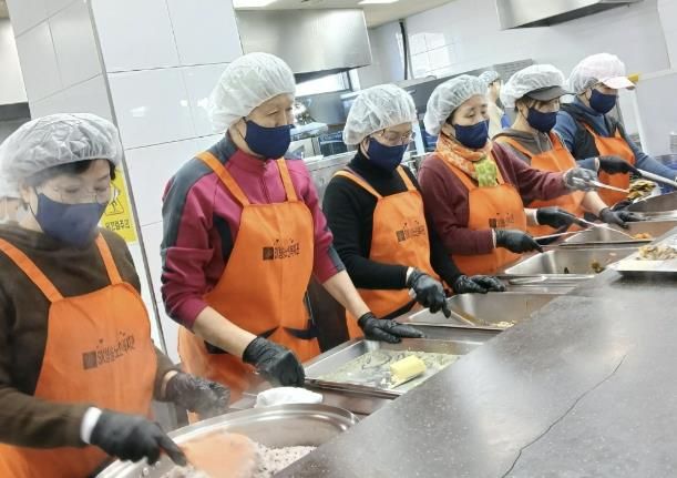 수원시 장안구 정자1동 자원봉사회, SK청솔노인복지관 사랑의 배식봉사 활동