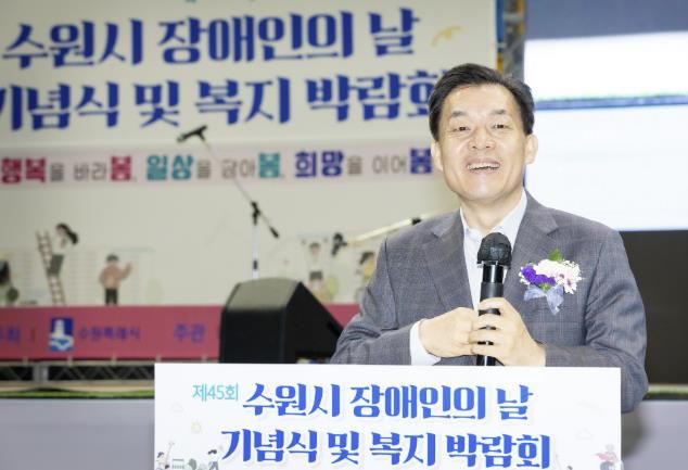 이재준 수원시장이 축사를 하고 있다.