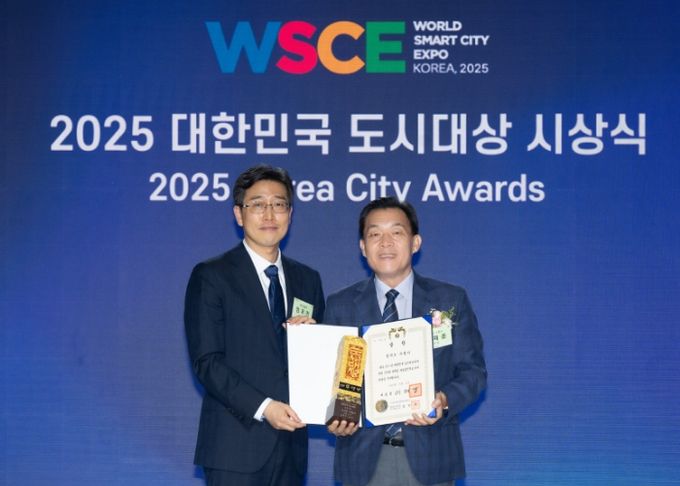 이재준 수원시장(오른쪽)이 ‘2025년 대한민국 도시대상’ 시상식에서 대통령상 수상 모습